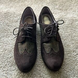 NEW Johnston & Murphy women’s size 9 brown suede and tweed Oxford brogues.